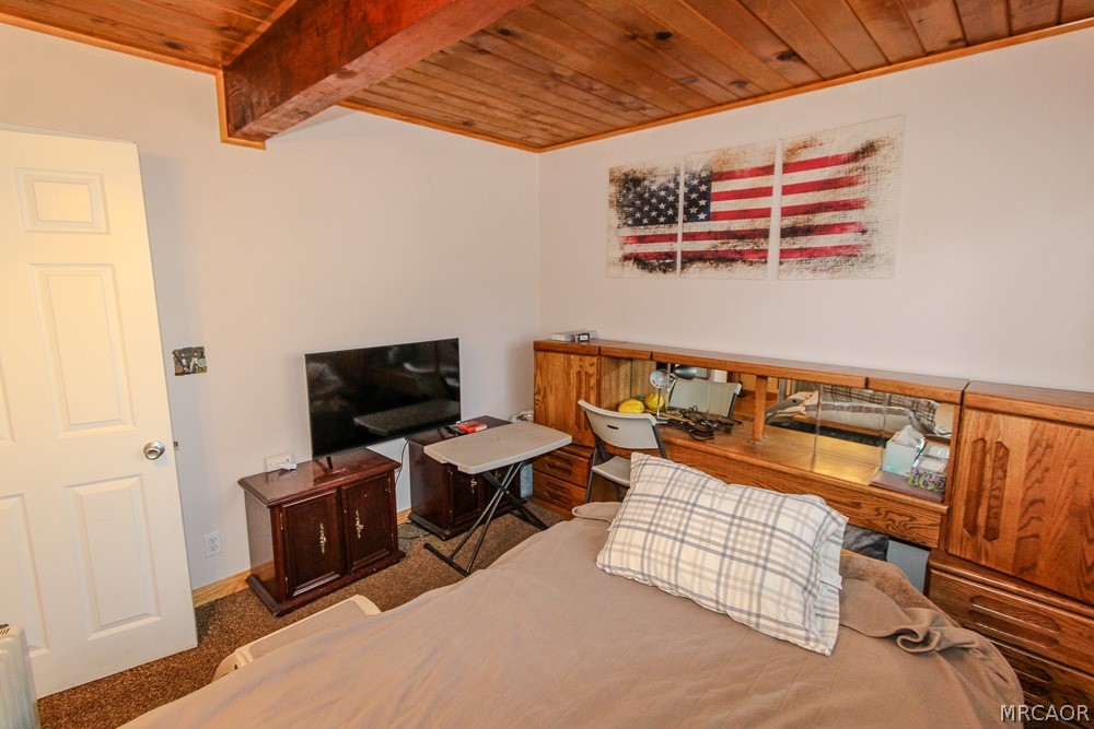 533 Victoria Lane Sugarloaf, CA 92386 - Photo 20 of 36 a living room with furniture