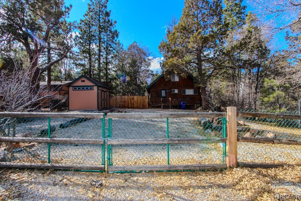 533 Victoria Lane Sugarloaf, CA 92386 - Photo 35 of 36 a view of a house with a yard