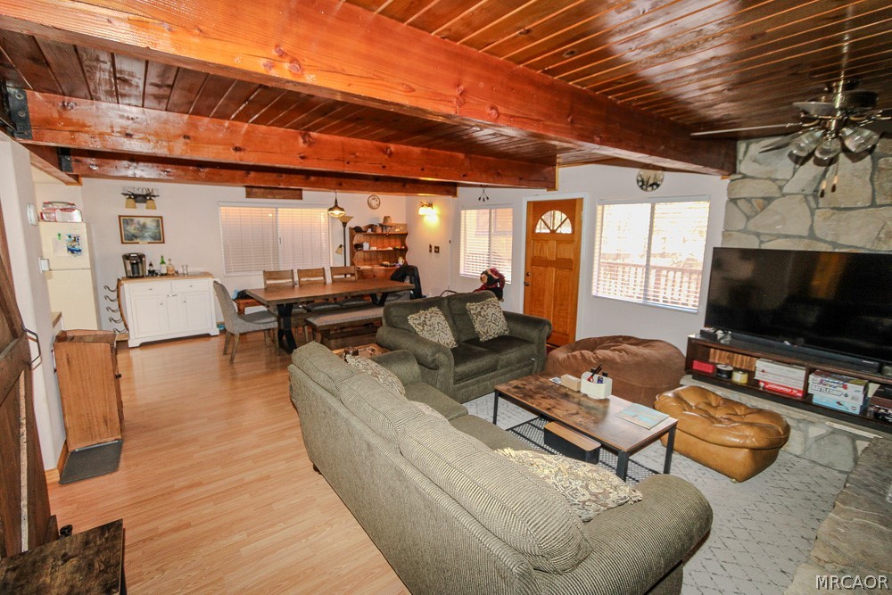 533 Victoria Lane Sugarloaf, CA 92386 - Photo 6 of 36 a living room with furniture and a flat screen tv
