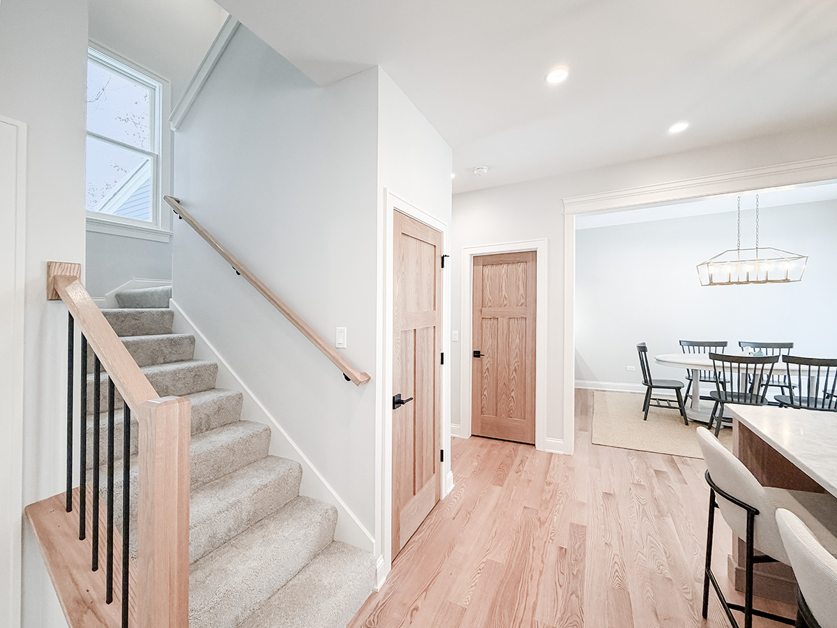 885 Geneva Road St. Charles, IL 60174 - Photo 21 of 39 a view of a hallway with furniture and entryway