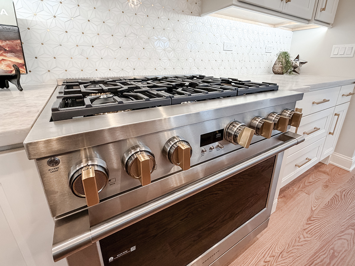 885 Geneva Road St. Charles, IL 60174 - Photo 10 of 39 a close view of a stove a microwave and stove