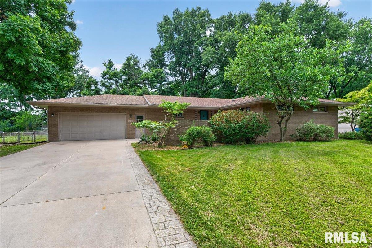 618 Magnolia Drive Rochester, IL 62563 - Photo 1 of 41