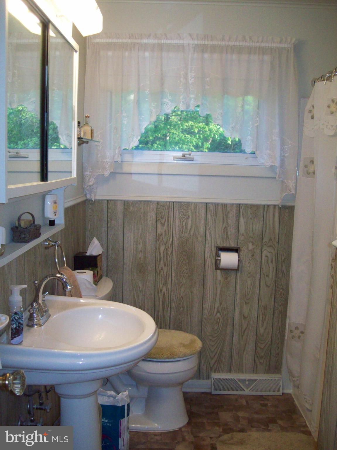 2045 Edgewood Road Chambersburg, PA 17202 - Photo 20 of 20 Bath
