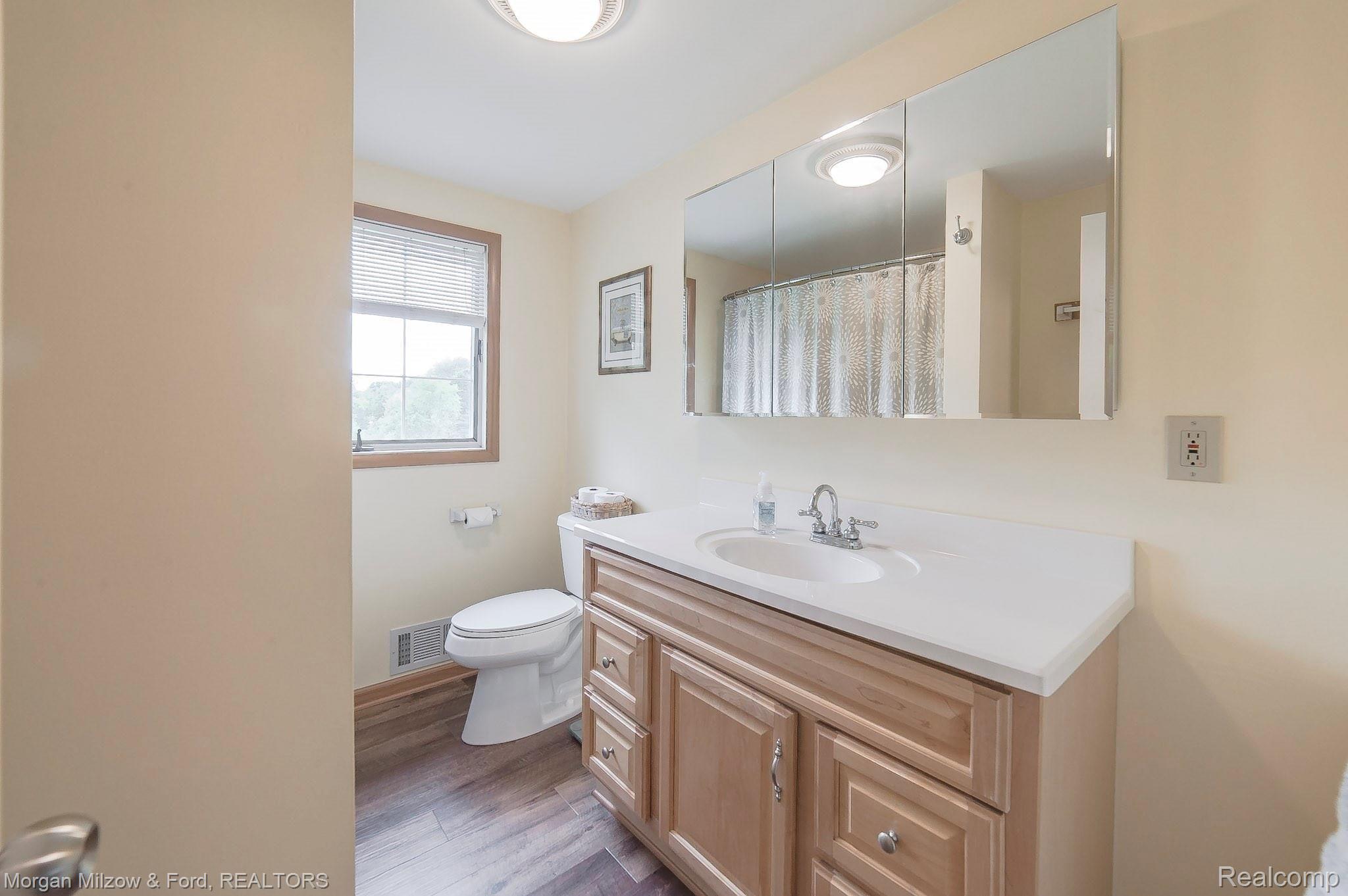 8105 Linden Road Fenton, MI 48430 - Photo 20 of 33 43-DSC_0528.jpg