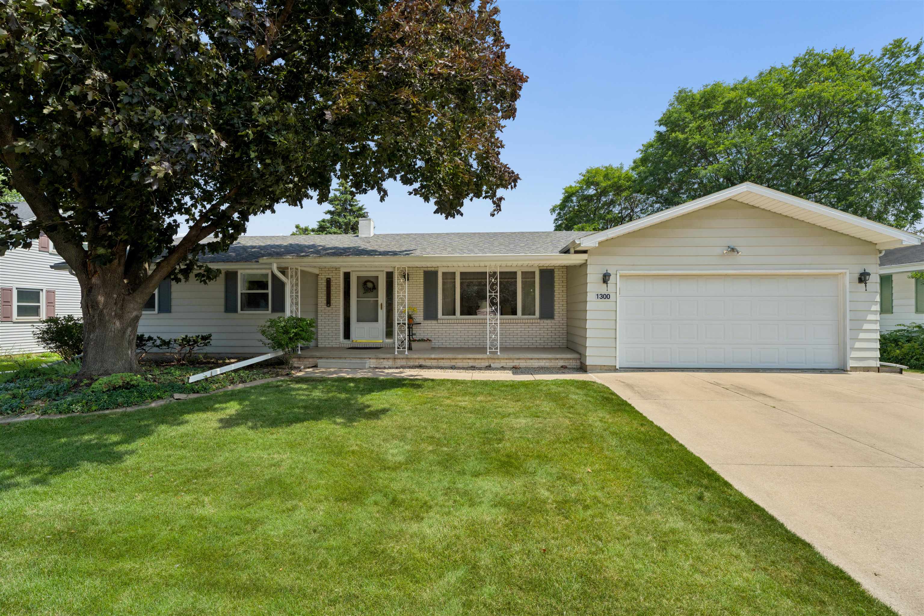 1300 North Bay Ridge Road Appleton, WI 54915 - Photo 1 of 34