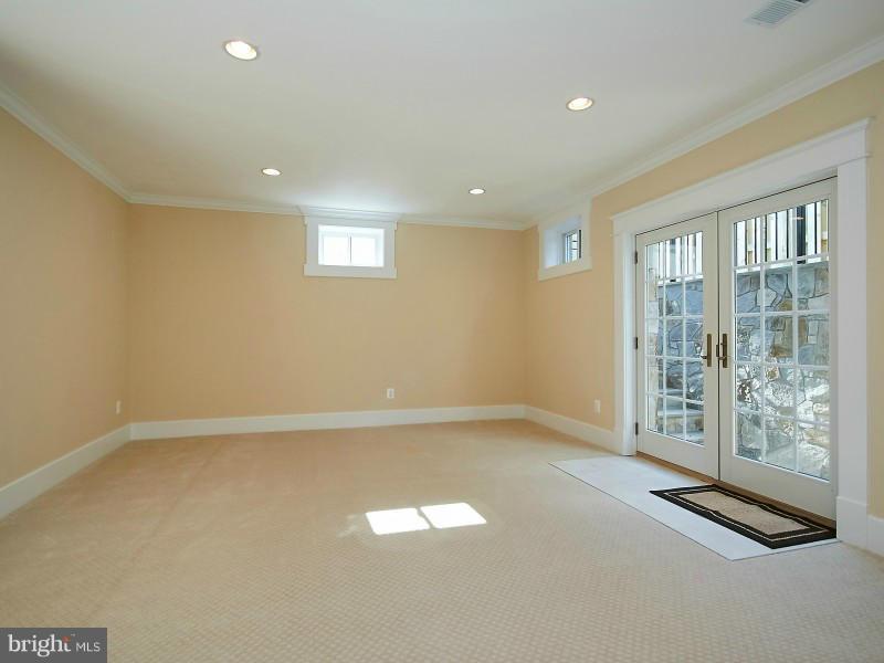 6000 27th Street North Arlington, VA 22207 - Photo 27 of 30 an empty room with windows