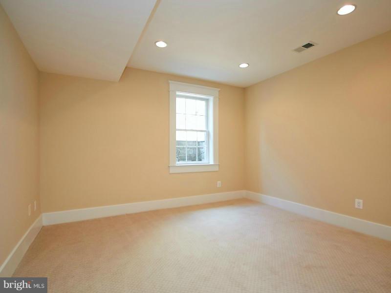 6000 27th Street North Arlington, VA 22207 - Photo 28 of 30 an empty room with a window