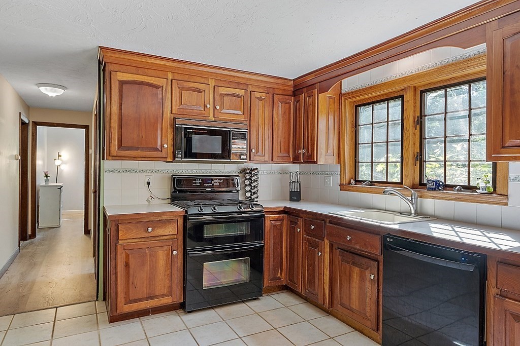 24 Cold Spring Road Westford, MA 01886 - Photo 8 of 41 Gallery Image 8