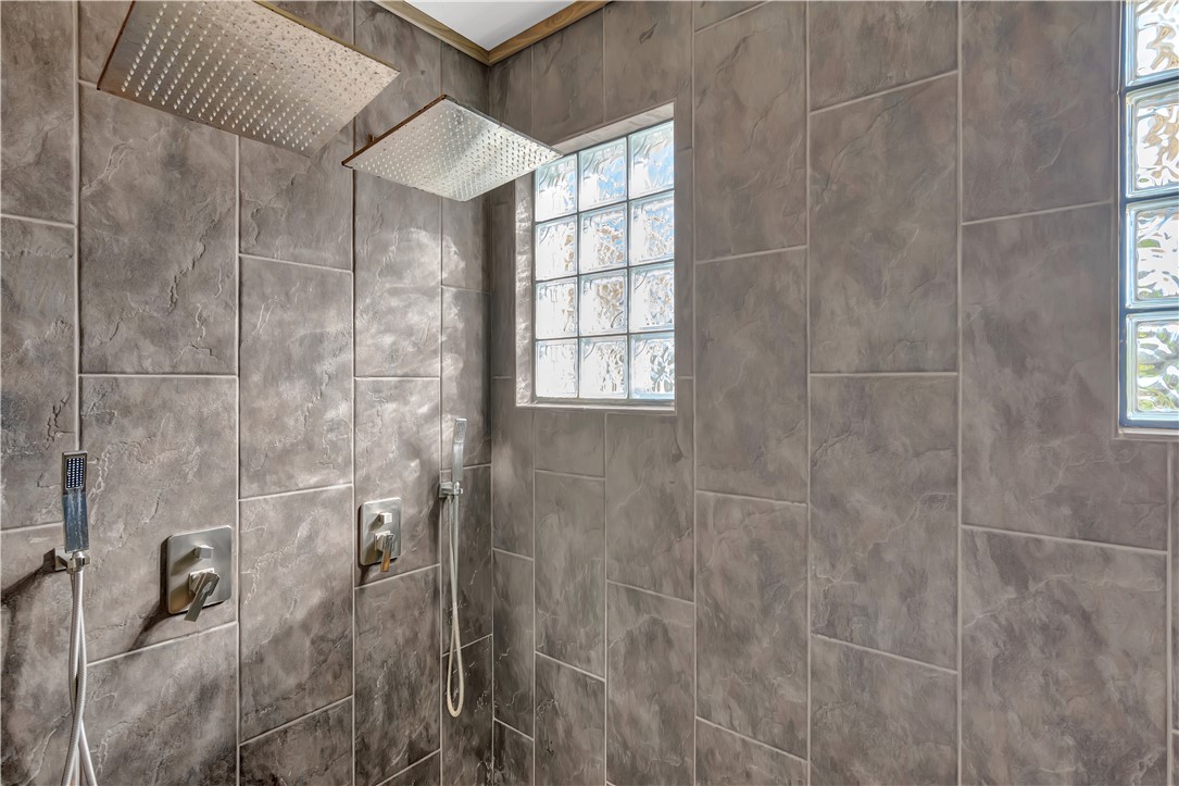 2541 Stockbridge Square Southwest Vero Beach, FL 32962 - Photo 19 of 33 a bathroom with a shower