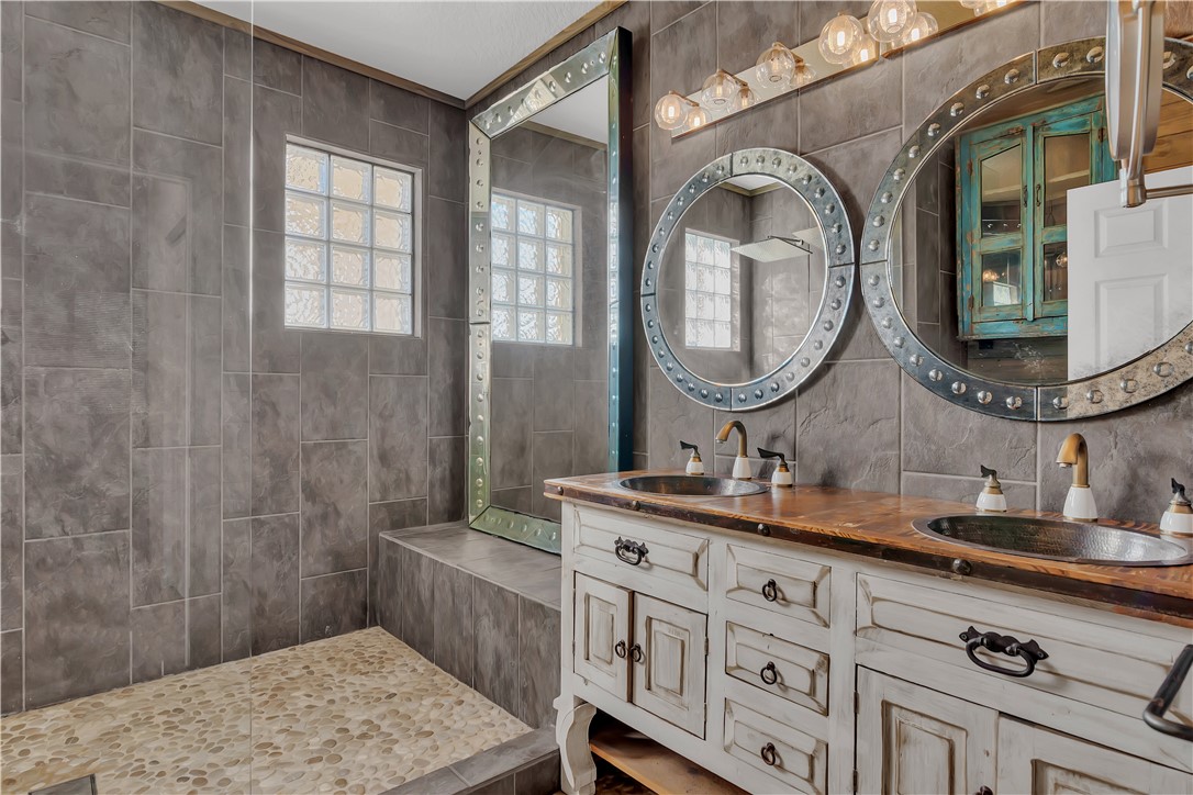 2541 Stockbridge Square Southwest Vero Beach, FL 32962 - Photo 20 of 33 a bathroom with a sink a vanity and a mirror