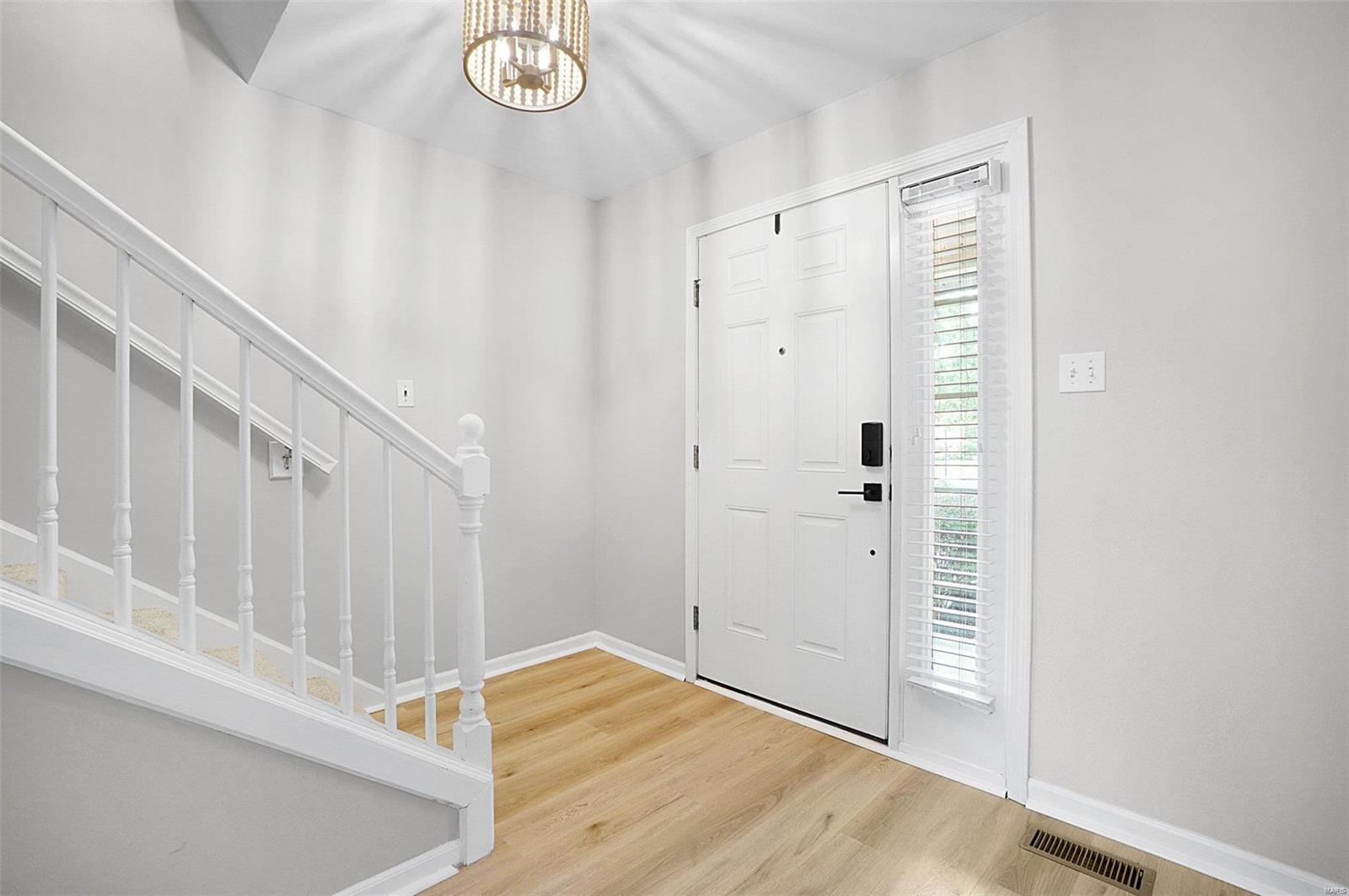 411 Montclair Tower Drive St. Charles, MO 63303 - Photo 4 of 34