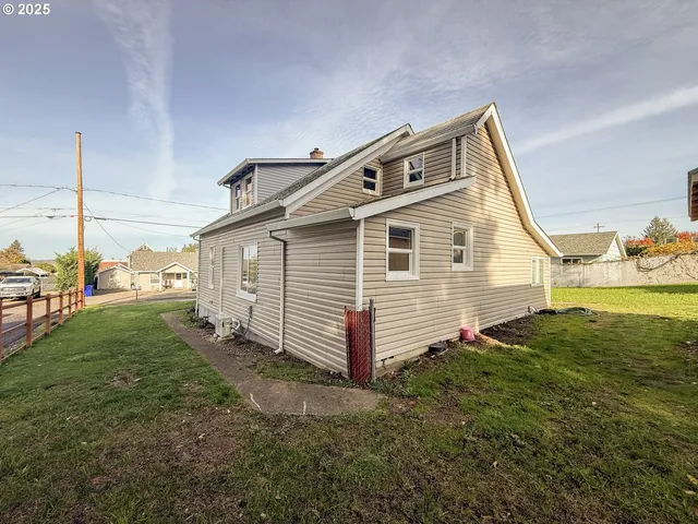 a view of a house with a backyard