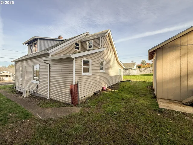 a view of a house with a yard