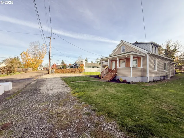 a view of a house with backyard