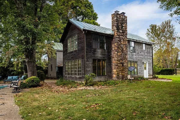 a view of a house with backyard and garden