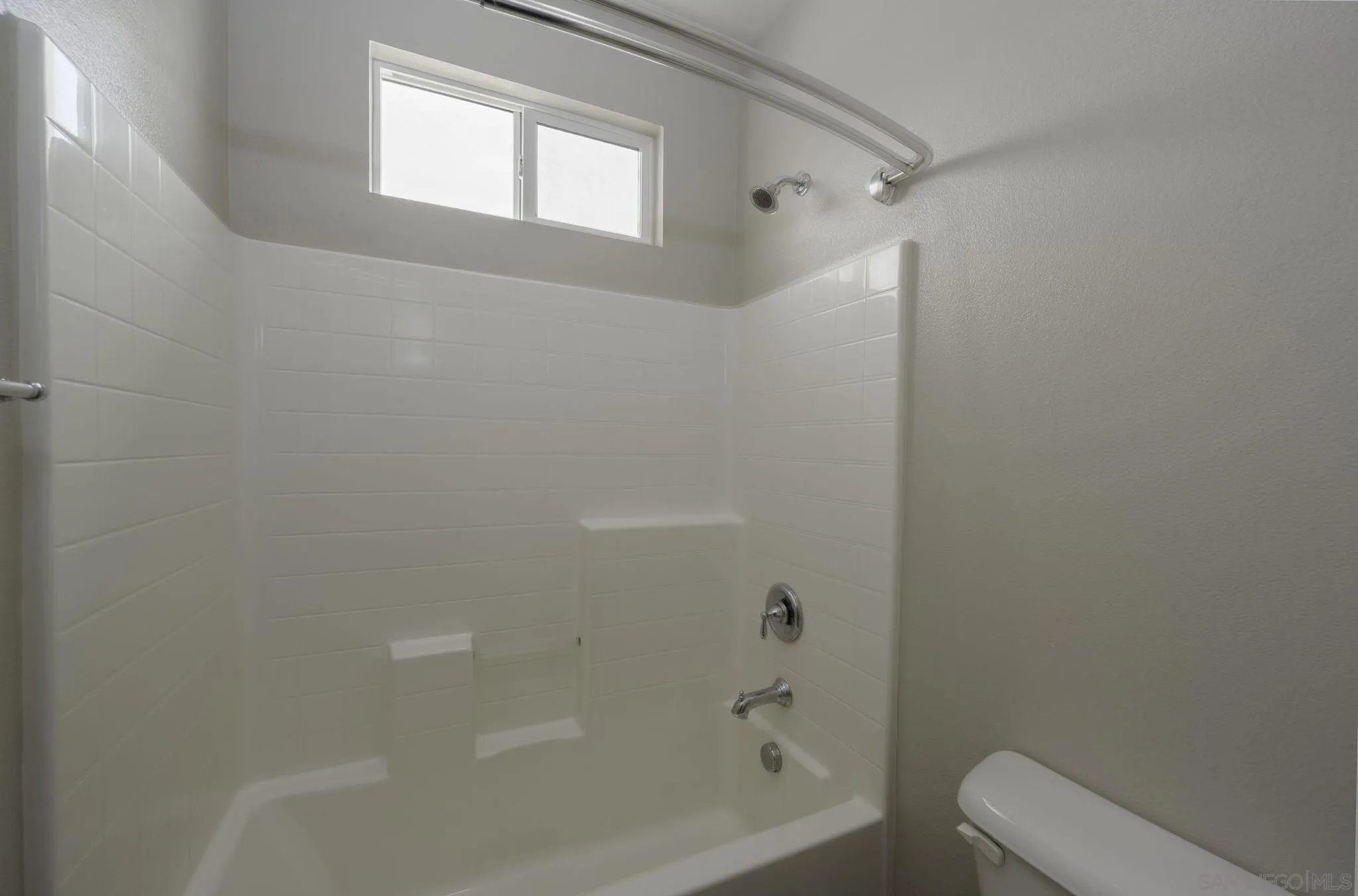 29885 Loy Drive Menifee, CA 92585 - Photo 21 of 75 a bathroom with a toilet and bathtub