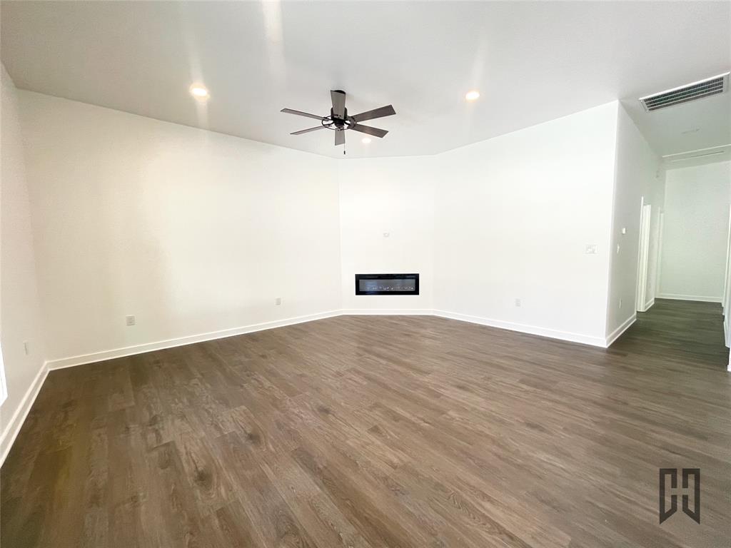 400 Summit Street Minden, LA 71055 - Photo 3 of 14 Spacious living room w/high ceilings