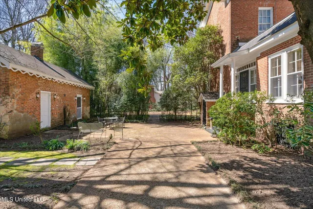 $450,000 | 495 Salem Avenue, Holly Springs, MS 38635