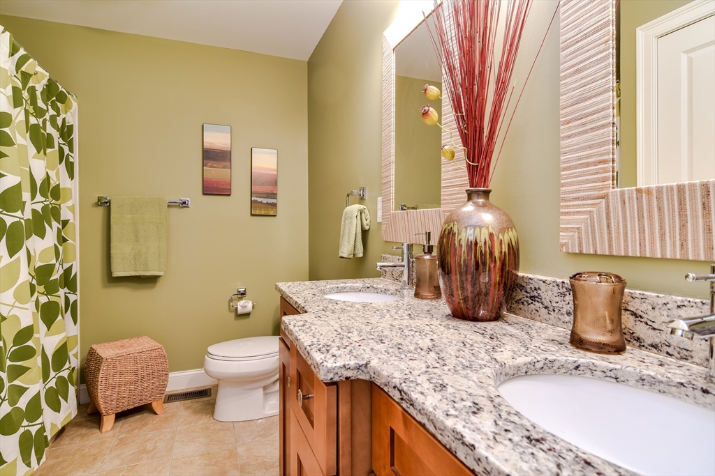 32 Garett Way, Unit 32 Holliston, MA 01746 - Photo 12 of 26