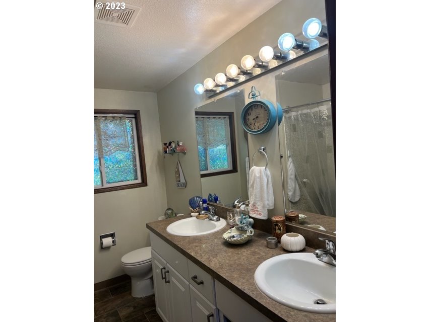 7550 Ridge Drive Gladstone, OR 97027 - Photo 11 of 30 Bathroom