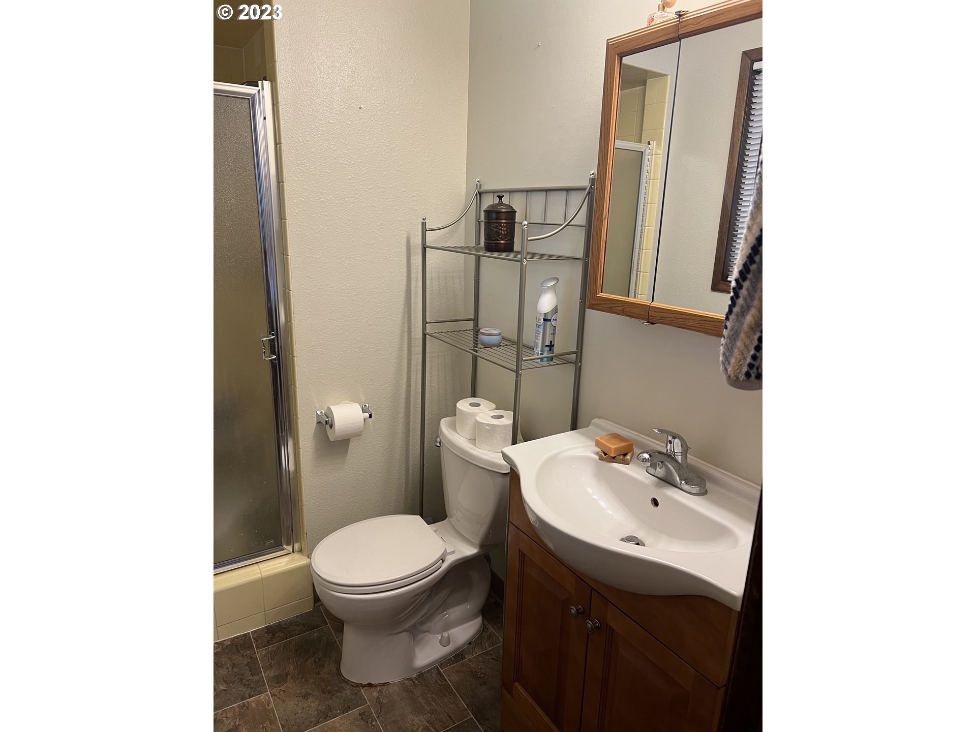 7550 Ridge Drive Gladstone, OR 97027 - Photo 13 of 30 Owner's Suite Bathroom