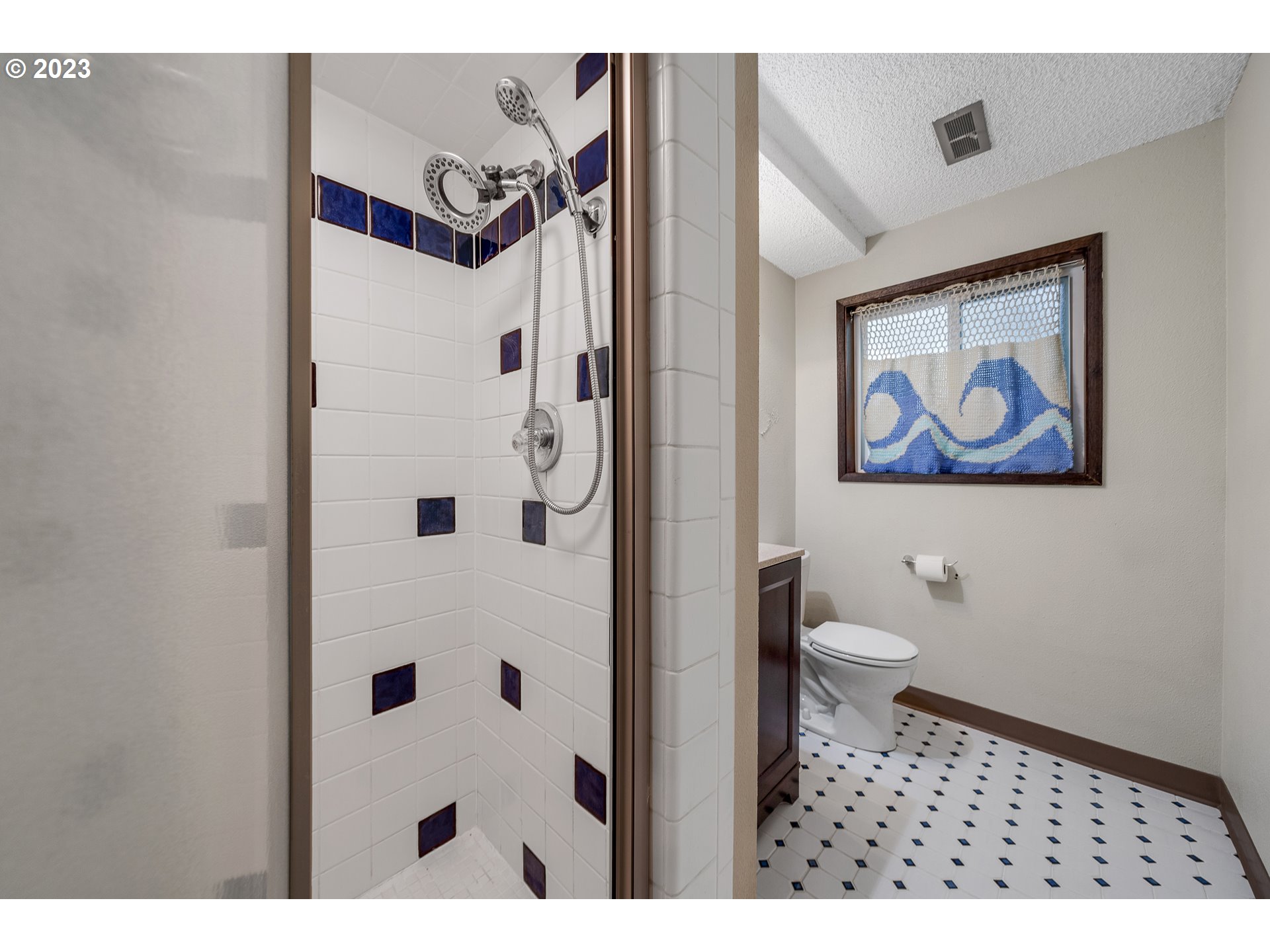 7550 Ridge Drive Gladstone, OR 97027 - Photo 16 of 30 Bathroom, Continental