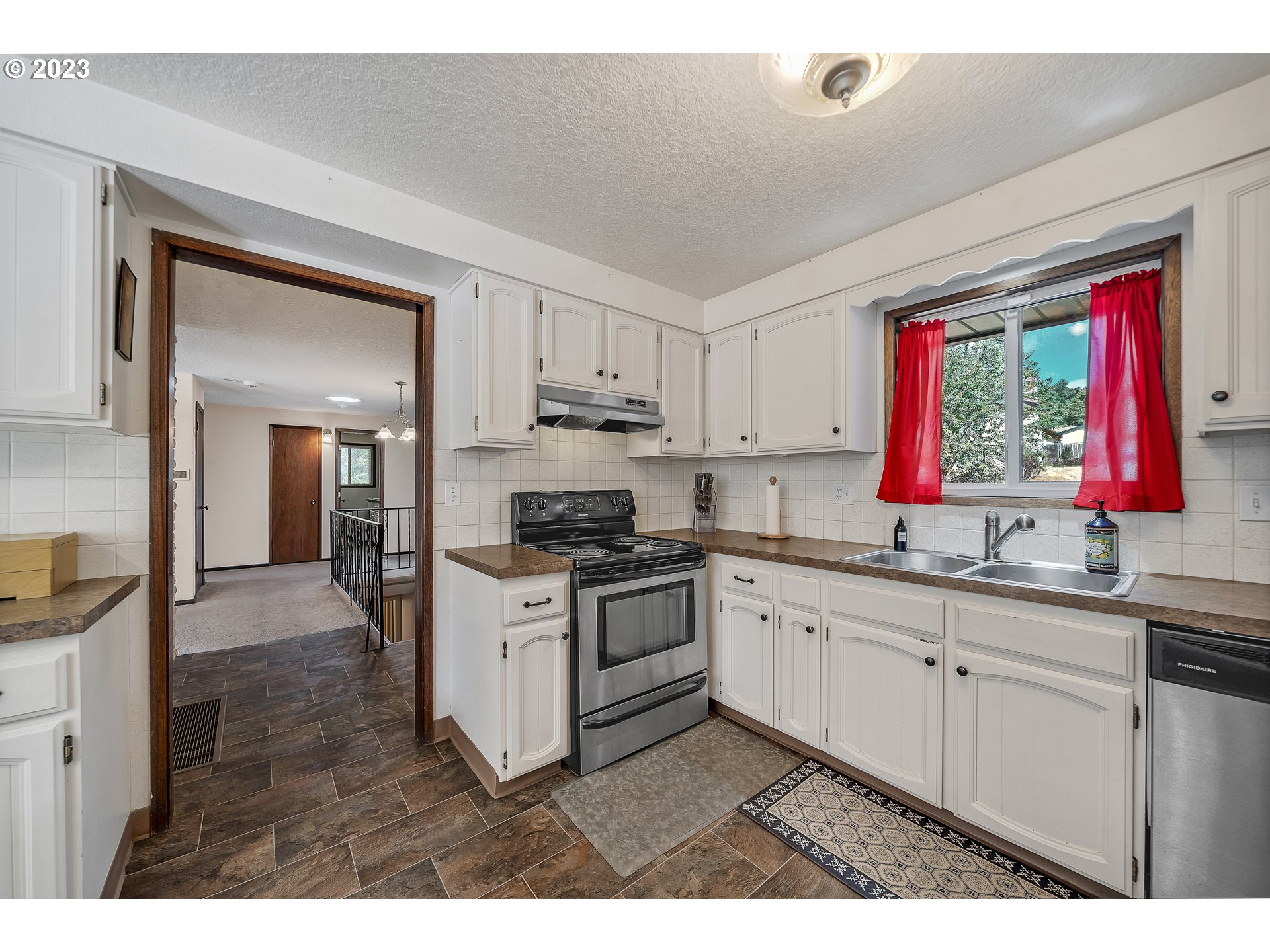 7550 Ridge Drive Gladstone, OR 97027 - Photo 5 of 30 Kitchen
