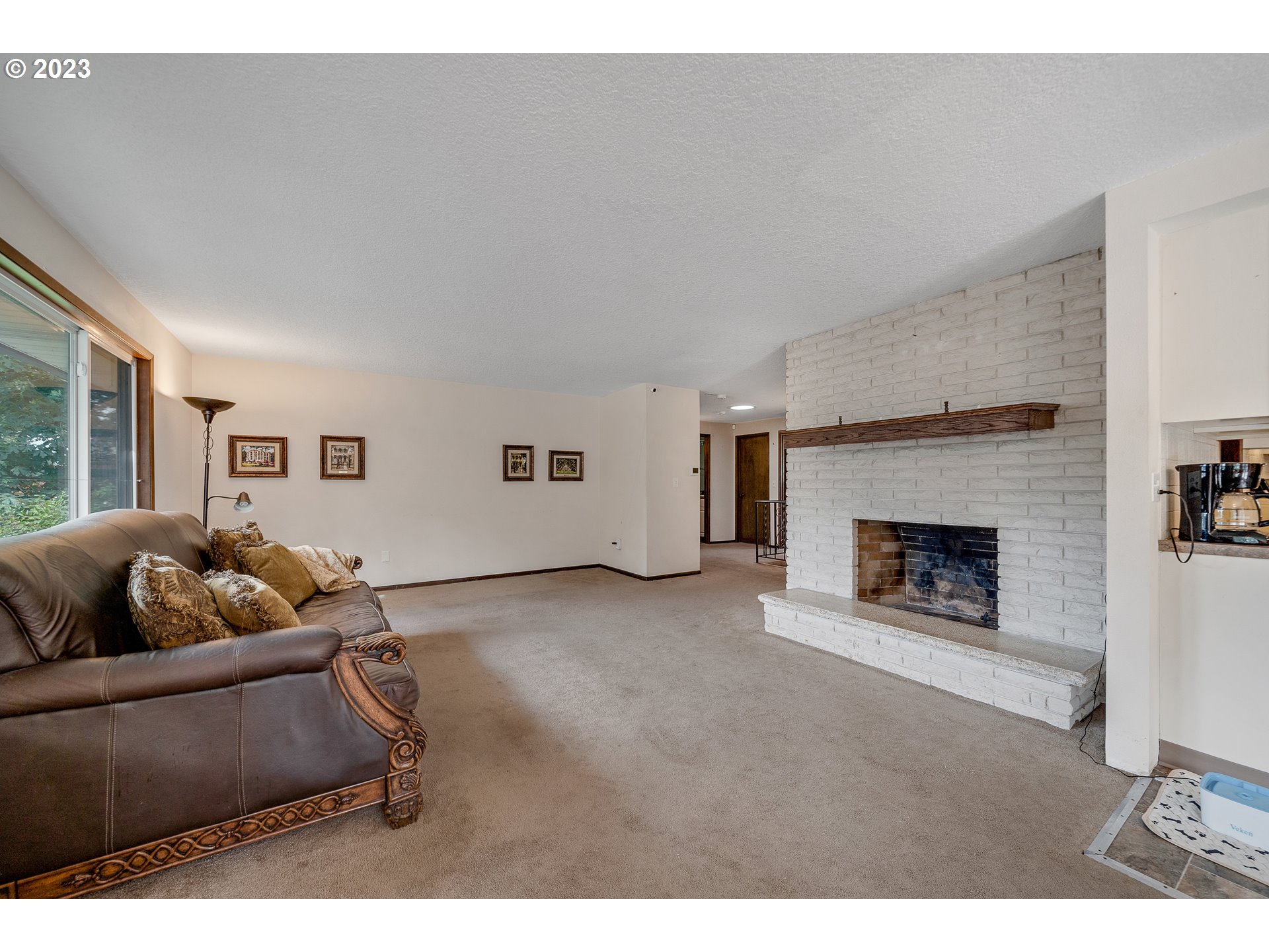 7550 Ridge Drive Gladstone, OR 97027 - Photo 10 of 30 Living Room/Entrance