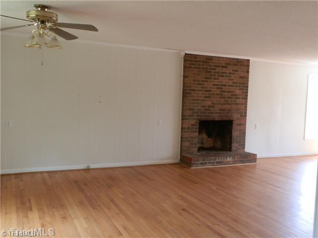 1046 Dogwood Road Denton, NC 27239 - Photo 3 of 11 Living Room.