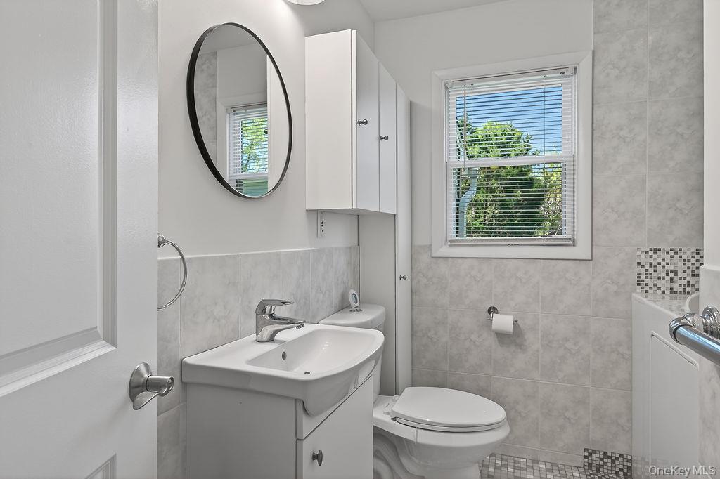 6 Winterberry Road Fishkill, NY 12524 - Photo 18 of 43 Stylish bath!