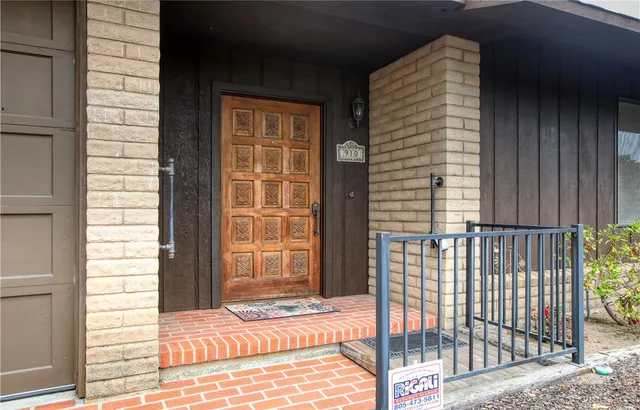 a view of entryway of a house