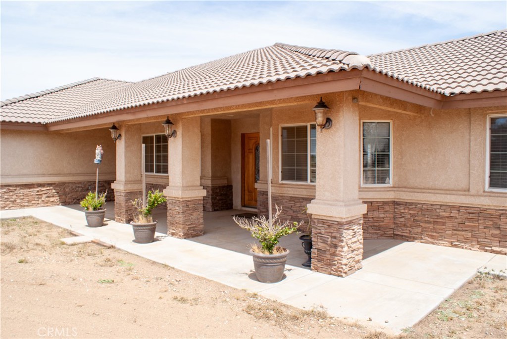 8465 Cedar Court Phelan, CA 92371 - Photo 6 of 51 a front view of a house