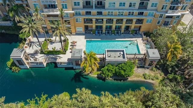 $2,850 | 750 North Tamiami Trail, Unit 304, Sarasota, FL 34236