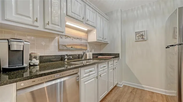 $2,850 | 750 North Tamiami Trail, Unit 304, Sarasota, FL 34236