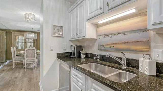 $2,850 | 750 North Tamiami Trail, Unit 304, Sarasota, FL 34236