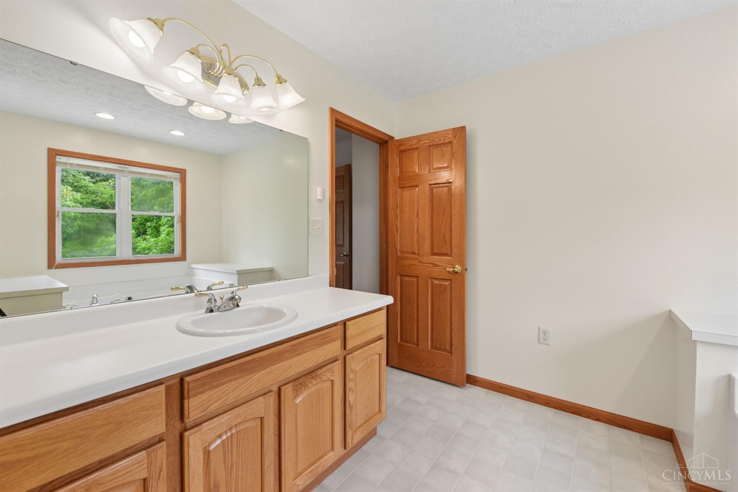 1109 Asbury Road Cincinnati, OH 45255 - Photo 49 of 69
