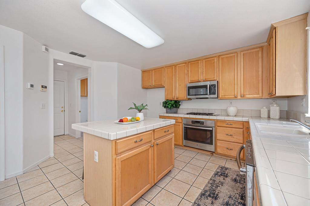 7828 Calzada Way Elk Grove, CA 95758 - Photo 25 of 58