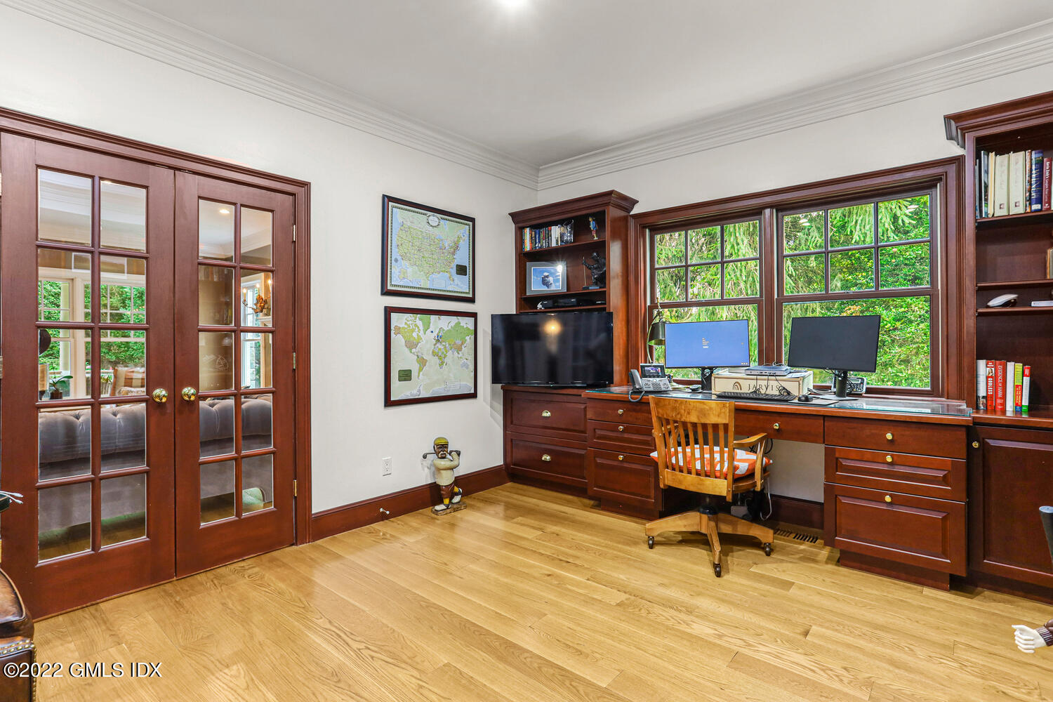 29 Old Oak Road Darien, CT 06820 - Photo 13 of 32 a living room filled with furniture hardwood floor and a window