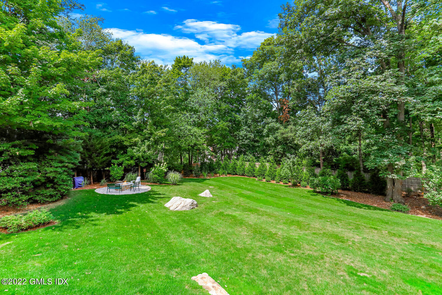 29 Old Oak Road Darien, CT 06820 - Photo 32 of 32 a green field with lots of bushes