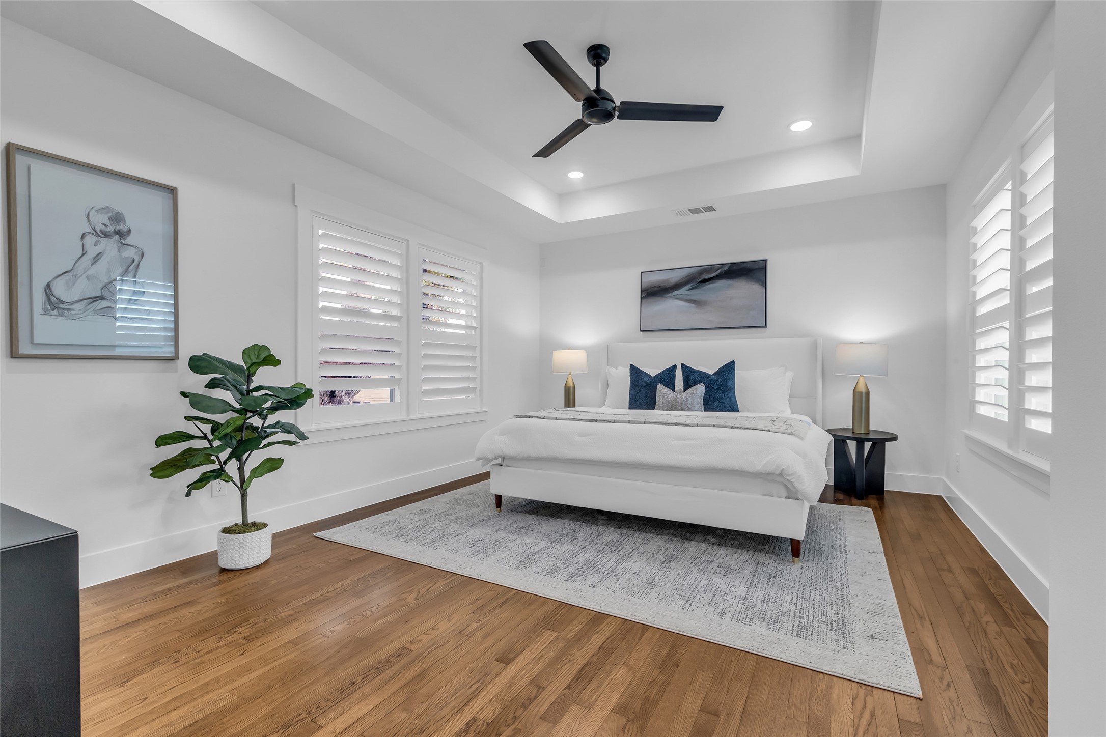 2611 Ruth Street Houston, TX 77004 - Photo 29 of 50 The main bedroom is bright and spacious, featuring a tray ceiling that adds dimension to the room.
