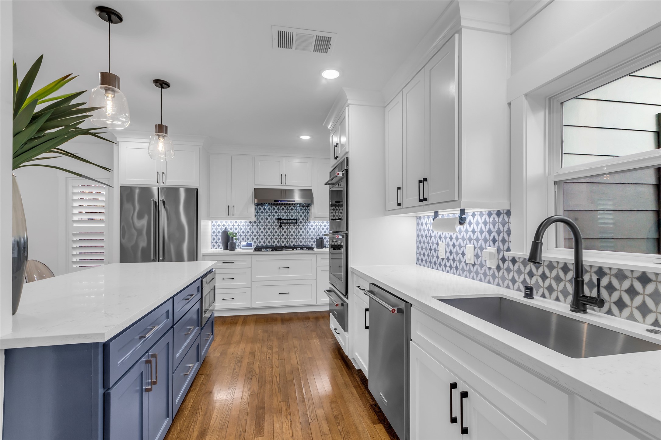 2611 Ruth Street Houston, TX 77004 - Photo 9 of 50 It comes equipped with stainless steel Kitchenaid appliances, including a microwave, dishwasher, gas cooktop, double oven, warming drawer, wine fridge and garbage disposal, making it fully functional for daily cooking and entertaining.