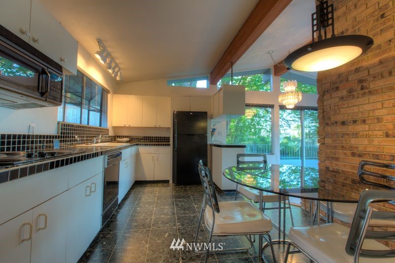 6922 South Rustic Road Seattle, WA 98178 - Photo 5 of 15 Gallery Image 5