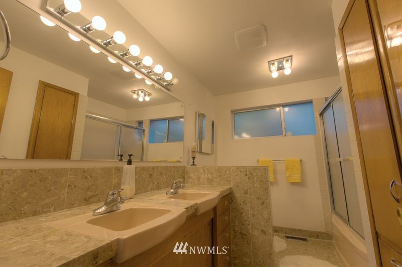 6922 South Rustic Road Seattle, WA 98178 - Photo 7 of 15 Gallery Image 7