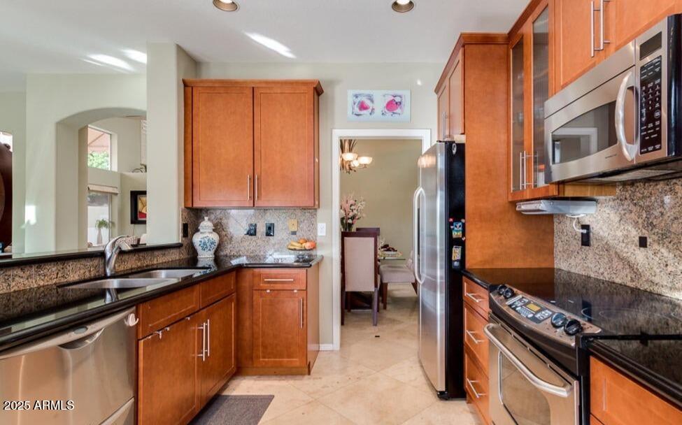 1139 East Frye Road Phoenix, AZ 85048 - Photo 6 of 17 a kitchen with granite countertop a sink stove and refrigerator