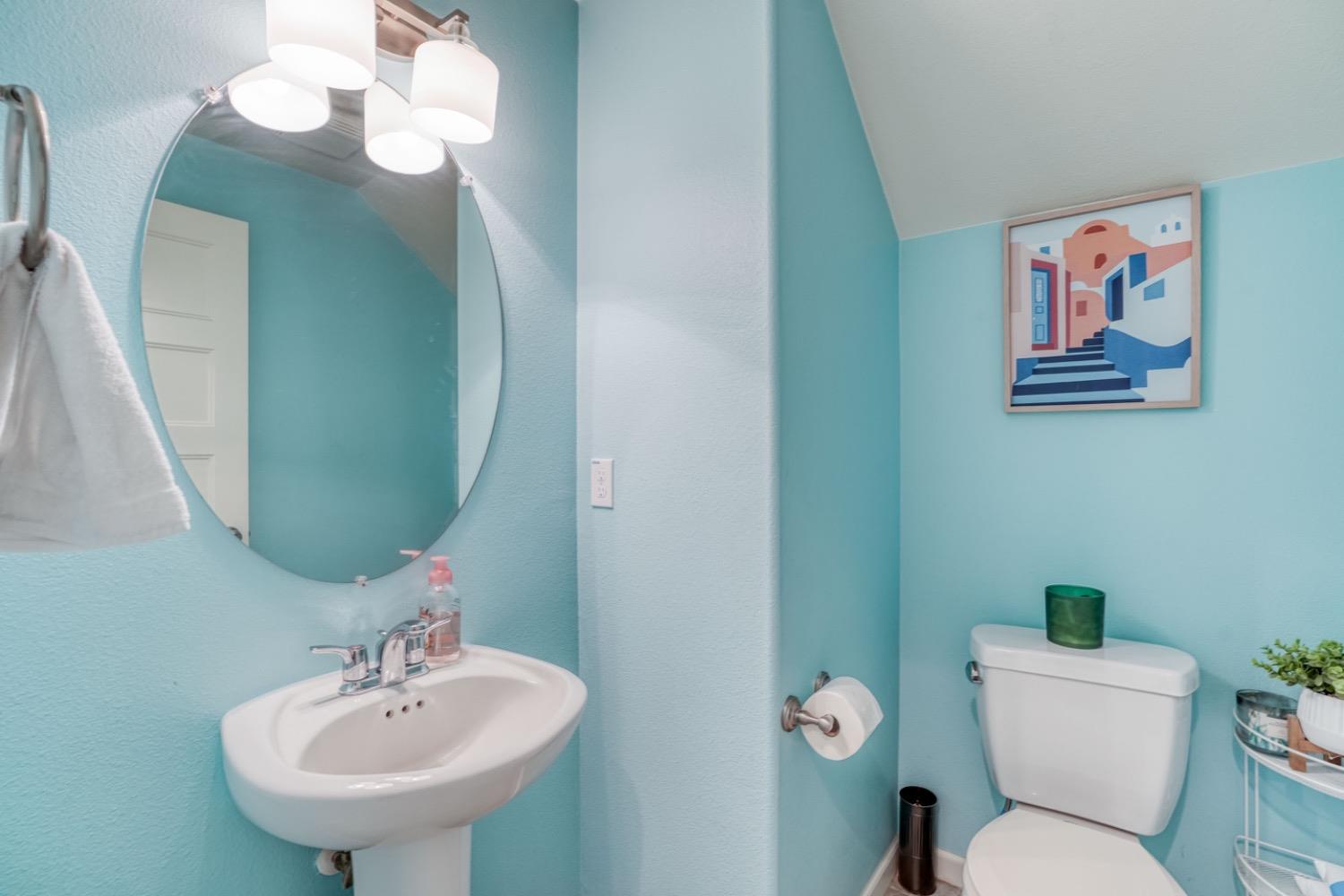 1503 North Reunion Way Clovis, CA 93619 - Photo 16 of 25 a bathroom with a toilet sink and mirror