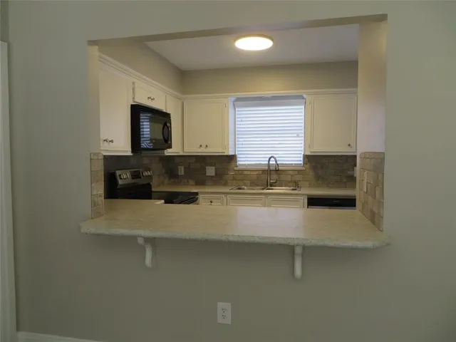 $1,400 | 8716 Club House Drive, Unit 6, Willis, TX 77378