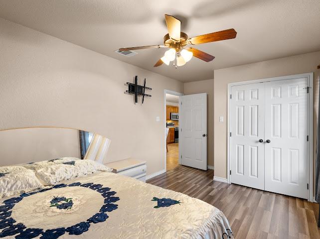 792 County Road 4213 Decatur, TX 76234 - Photo 14 of 32 Bedroom with a closet, a ceiling fan, and light wood-style floors