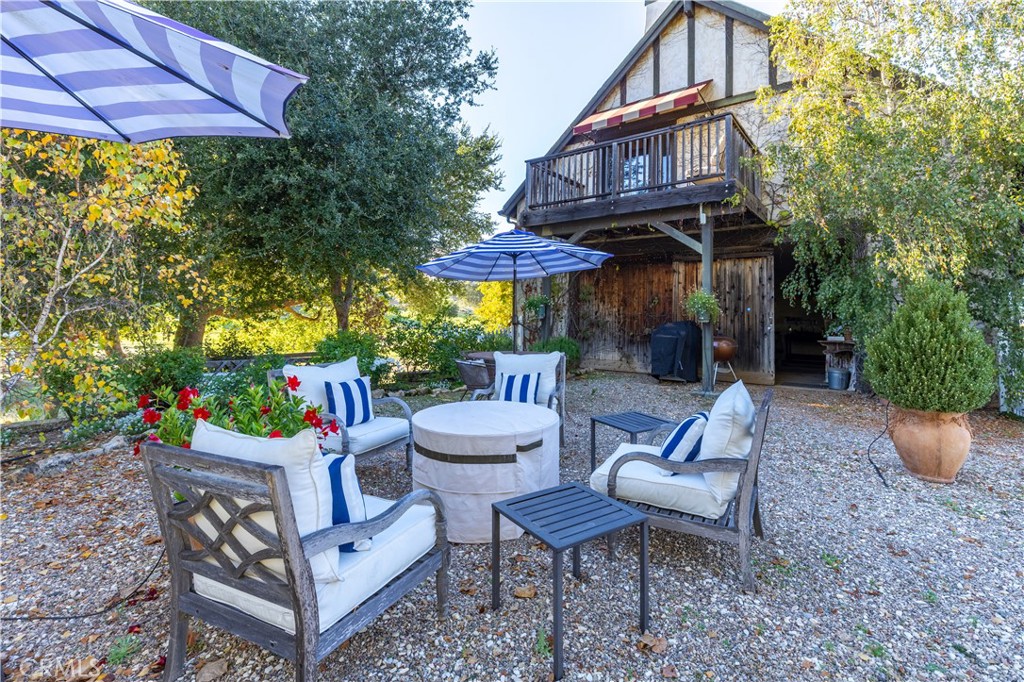 5415 Fairhills Road Paso Robles, CA 93446 - Photo 62 of 73 Great seating area for the guests.