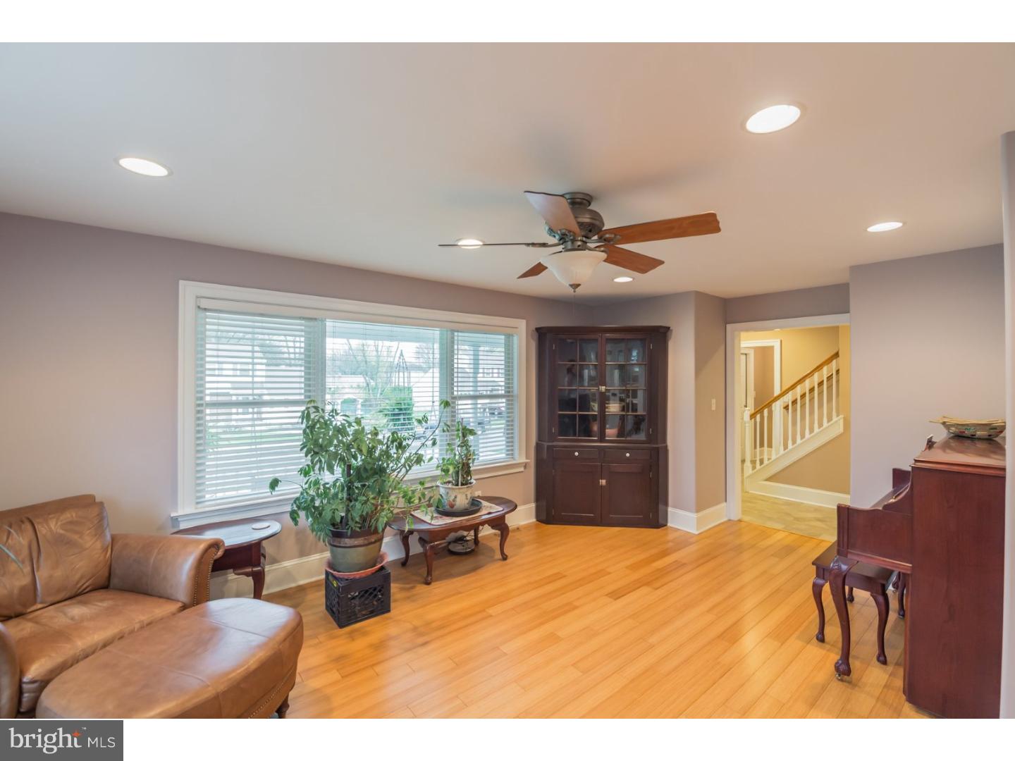 141 Morgan Road Aston, PA 19014 - Photo 10 of 25 Living Room