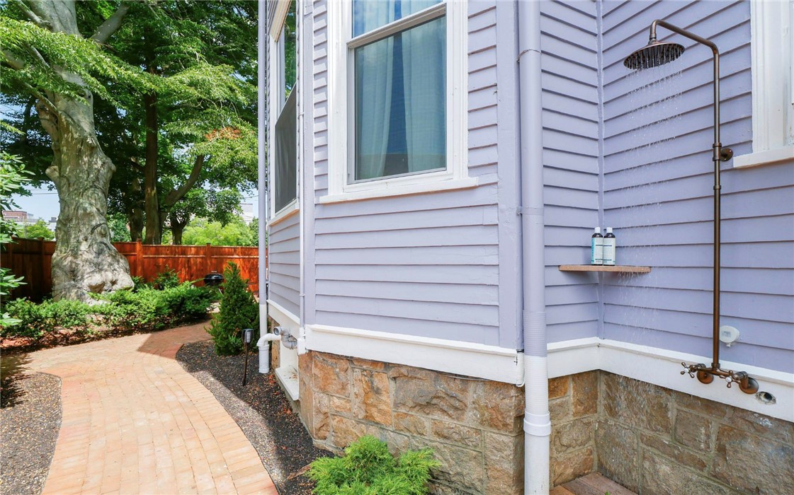 18 Rhode Island Avenue Newport, RI 02840 - Photo 7 of 50